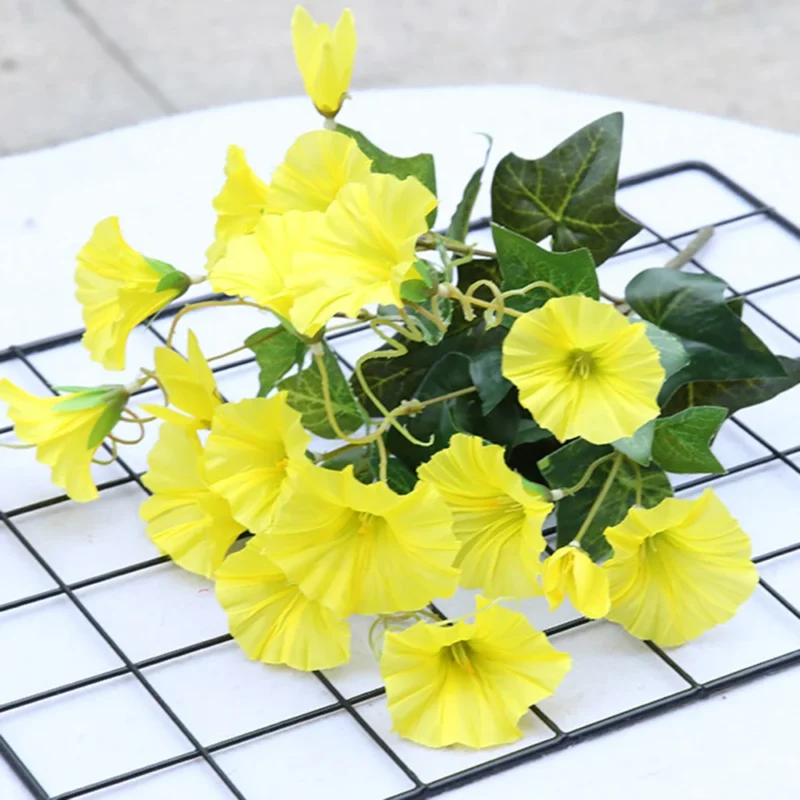 Petunia artificielle jaune vibrant, parfait pour décoration intérieure et extérieure.